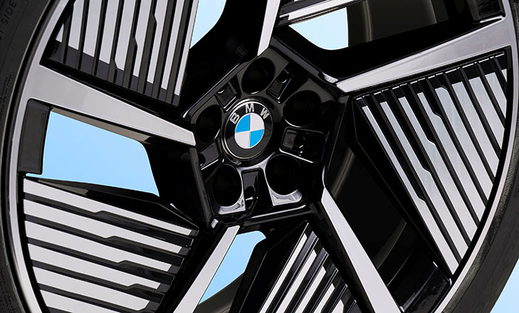 سيارة BMW IX3 الجديدة تمهّد الطريق نحو الاستدامة كأول طراز من فئة  Neue Klasse